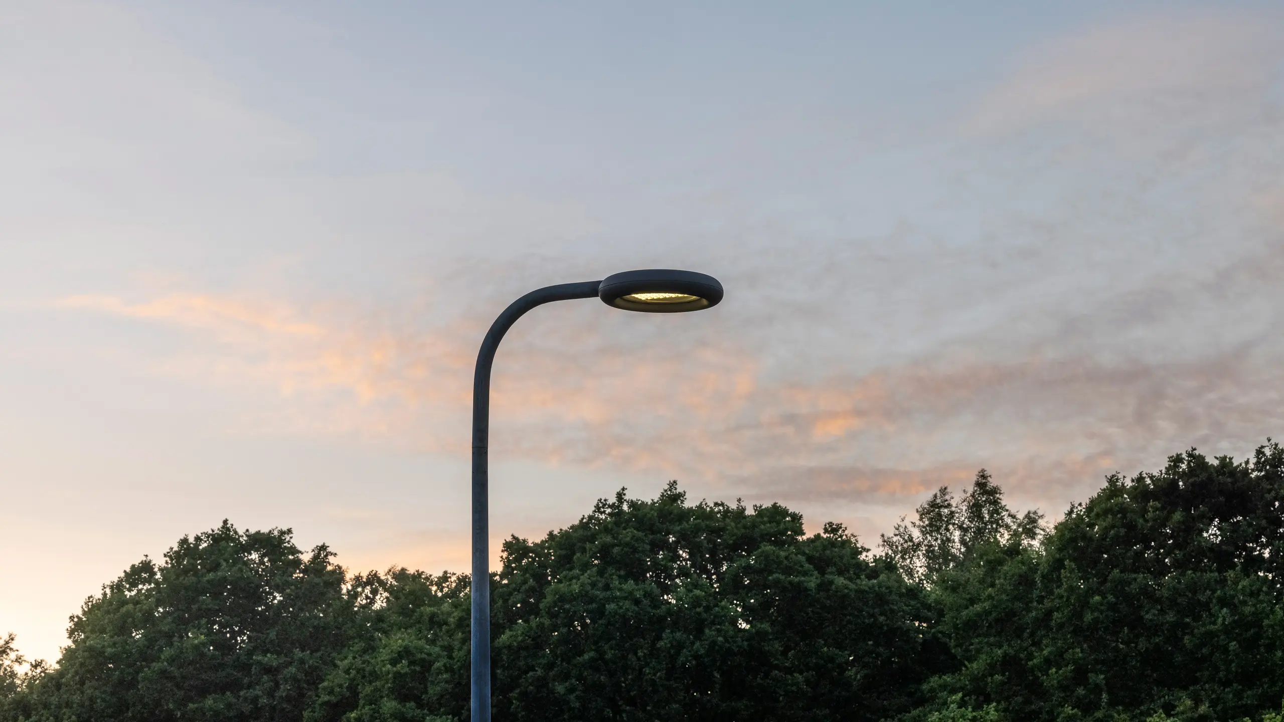 Side-mounted street light fixture with LED