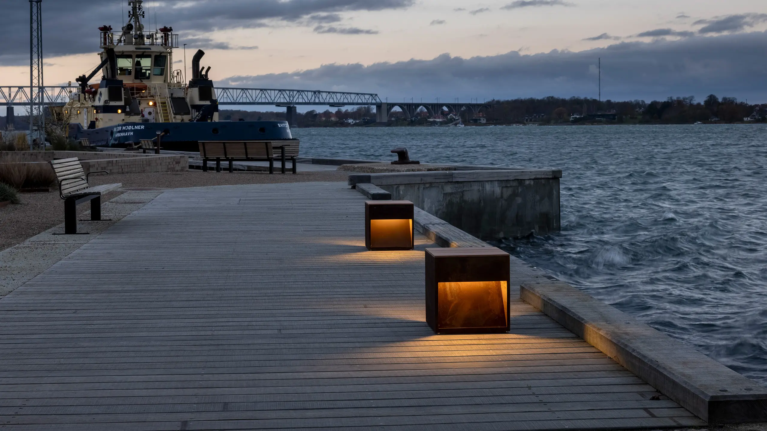 Corten-lampe-NYE-L1004-sæde-Lampas-foto-torben-eskerod-7040-2560x1440